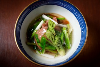 旬の野菜を付け合わせて季節感を巧みに演出『肩サンカクと旬野菜の炊き合わせ』