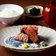 肉尽くしコースの掉尾を飾るのは、シャトーブリアン。200gの塊で焼きあげられ、鮮紅色の断面も美しくきめ細やか。炊き立ての土鍋ご飯とともに味わうのが岡崎流。米は岐阜のいのちの壱。程よい粘りと甘みが秀逸。