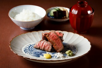 和牛の旨さを引き立てる炊き立ての土鍋ご飯『シャトーブリアンの炭火焼き』