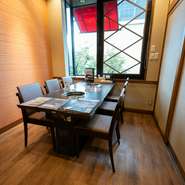 店内には4名から最大24名まで対応可能な個室が5室用意されています。落ち着いた雰囲気の空間で、家族や友人との食事はもちろん、各種宴会や会食にも最適。周囲を気にせず、ゆったりと過ごせます。