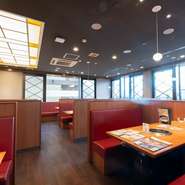 「お客様一人一人の動作を丁寧に観察し、心地よく食事を楽しんでいただけるよう、細やかな気配りを大切にしています」と語る木戸氏。笑顔が生まれる時間を何よりも重視しているそうです。