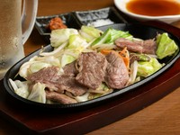 地元の素晴らしい食材「神戸牛」を、気軽に注文できる一品として用意された『神戸牛カルビ100g』