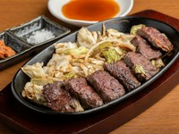 黒毛和牛に自家製タレを絡めて焼き上げ、香ばしさが口の中で広がる『黒毛和牛ハラミ100g』
