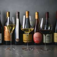 料理を引き立てるエレガントなカリフォルニアワインを中心に、日本、フランス、イタリア、オーストリア、ニュージーランド、アルゼンチン、イスラエルなどワイン通なオーナーがセレクトする選りすぐりをご用意。