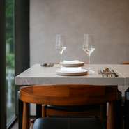 ビジネスでのシーンに重宝するコースメニューは、お好みや量、金額に応じて数種類から選べるのも嬉しいポイント。ドリンクもワインペアリングのほか、フリーフローも。ノンアルドリンクも目を見張るラインアップ。