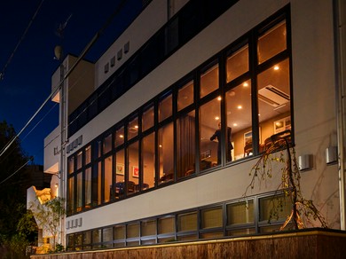 洗練空間で味わう絶品フュージョンとワイン