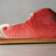 新鮮で美味しい国産の食材にこだわり、生産者や漁港から直送された食材も多数。食材の本質的な美味しさを最大限に引き出す料理を追求しています。
牛肉は和牛に加え、赤身は世界一と称されるアルゼンチン牛を採用。