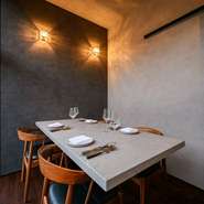 最大6名まで利用することができる個室もメインダイニング同様にモノトーンで統一された上質な空間。
大切な会食や記念日のお祝い、子連れでの家族の集まりなど様々なシーンに重宝します。