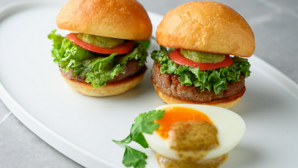 本鮪の照り焼きスライダー特製ウフマヨを添えて （2 個）