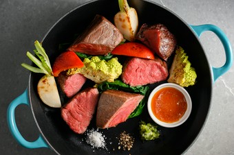 "サーフ・アンド・ターフ" 近海本鮪とアルゼンチン牛リブロースのグリル盛り合わせ