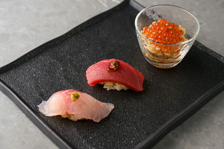 鮨三種 近海本鮪、漁港直送の白身、自家製いくら