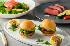 虎河豚、毛蟹、鮑、本鮪などの高級食材を贅沢に盛り込んだプレミアムコース