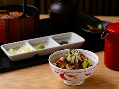 落ち着いた空間でうなぎを味わう、大人のデートに