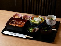 うな重（1/2尾）・お吸い物・サラダ・小鉢・茶碗蒸し・漬物・甘味