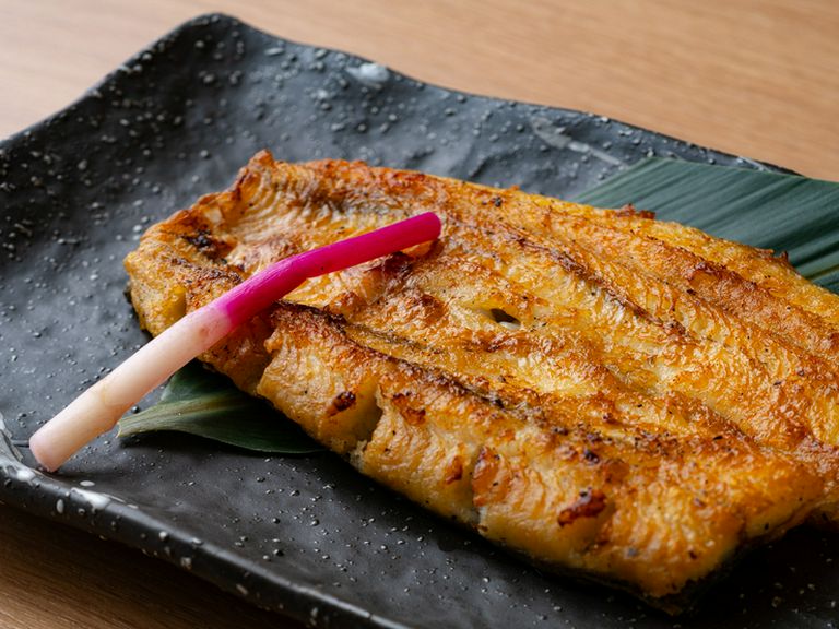 愛知三河の国産うなぎを熟練の職人が焼き上げる