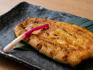 愛知三河の国産うなぎを熟練の職人が焼き上げる