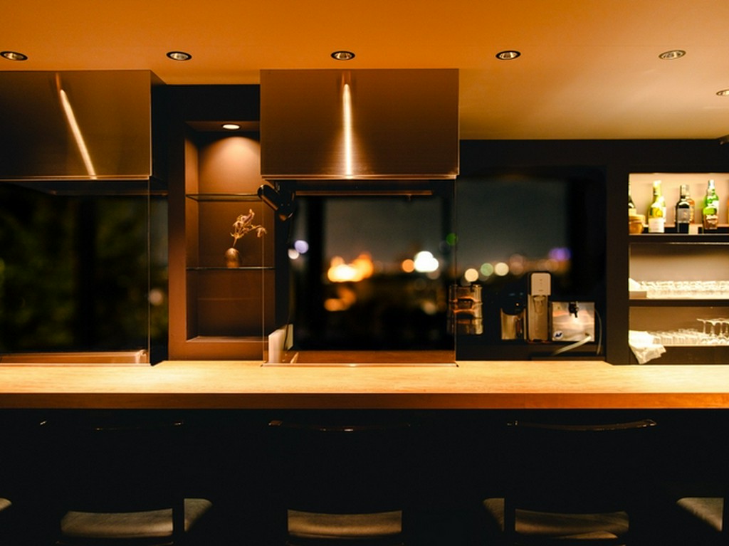 温かみのあるライティング、シックでモダンな大人空間