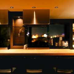 温かみのあるライティング、シックでモダンな大人空間