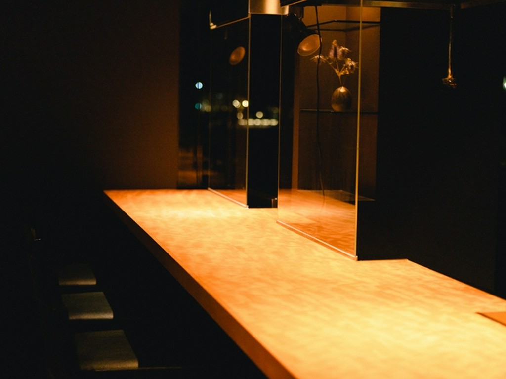 間接照明を巧みに使用し、落ち着きのある上質な雰囲気