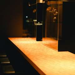 間接照明を巧みに使用し、落ち着きのある上質な雰囲気