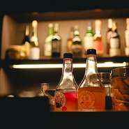 コースにはセミセルフ形式の飲み放題が付いています。店主が厳選した70～80種類の日本酒やワインなど、こだわり銘酒がずらりと揃っています。料理に合う好みの一杯を探してみてはいかが。