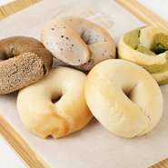 むっちりとした食感のため、調理・発酵時間にもこだわった自信作。シンプルなベーグルから、ココアをブレンドしたマーブル状のベーグルなどバリエーションも豊富。見た目の楽しさも大切にしています。