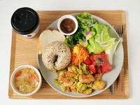 塩麹を使ったスープやメイン料理がセットになった、カラダに優しいプレートメニューです。