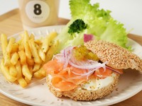 こだわりベーグルを使った手作りサンド。トッピングによるアレンジも楽しめます。（写真はスモークサーモンクリームチーズ）