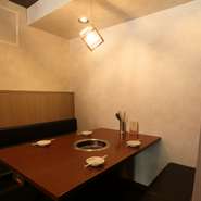 少人数から大人数まで対応できるテーブル席を完備。席が独立しているため、隣を気にせずゆったりと食事を楽しめます。飲み会や友人との会食に最適な、くつろげる雰囲気がお店の自慢です。