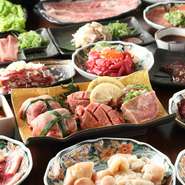 31名以上の団体でも利用できる広々とした席があります。タン、ハラミ、ホルモンなど全120種の豊富な食べ放題コースも魅力。最大70名までの貸切も可能で、入念に打ち合わせを行い、臨機応変に対応してくれます。