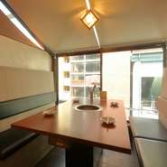 夜景が見える完全個室があり、2名から4名まで利用可能。2名から12名まで対応できる半個室もあるので、デートや記念日などの特別なシーンにもオススメです。プライベートな空間で、心に残る素敵なひとときを。