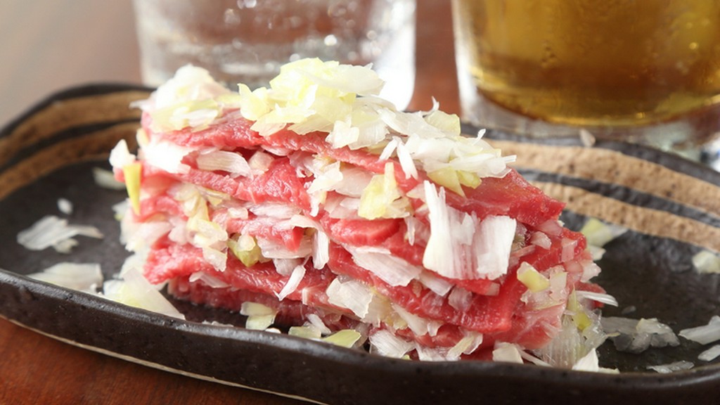 視覚と味覚の両方で楽しめる『ミルフィーユユッケ』