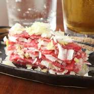 コース注文時に先出しで提供される特別な一品。分厚い牛肉とネギが重なり合う迫力のある見た目に加え、卵黄との相性も抜群です。軽く炙って食べると、さらに深い味わいが楽しめます。