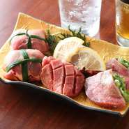 特上部分だけが使用されており、ネギ塩との相性が抜群。縛りタン、厚切りタン、ネギ包みタンなど、バリエーション豊かな牛タンが満喫できます。『PREMIUMコース』や『KIWAMIコース』の食べ放題にラインナップ。