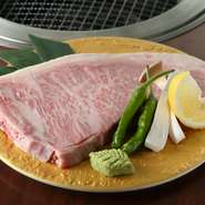 取引先から品質を確認した上で仕入れているため、素材の良さは保証付き。宮崎牛の豊かな風味と柔らかな肉質を最大限に活かし、最高級の状態でテーブルへ届けてくれます。