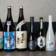 料理との相性を重視した日本酒のラインナップにこだわりが。店主自ら全国から厳選した銘酒が、料理のおいしさを引き立て、さらに深い味わいを楽しませてくれます。
