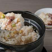 【季肴　からはし】の釜めしは、旬の素材の魅力を活かした一品です。炊き上がる香りが食欲をそそり、具材の旨みがご飯に染み込んだ絶妙なバランスが特徴。深い味わいを感じられる、心温まる料理です。
