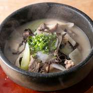 牛すね、膝、牛骨をじっくり煮込んだ辛くないスープ