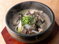 牛すね、膝、牛骨をじっくり煮込んだ辛くないスープ