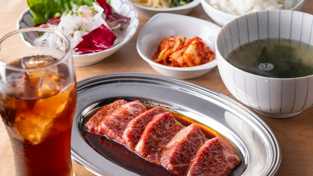 ランチセットで一番人気。黒ウーロン茶付きの『大松園カルビランチ』