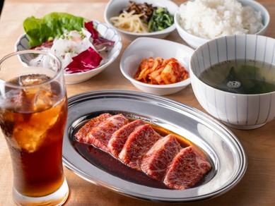 ランチセットで一番人気。黒ウーロン茶付きの『大松園カルビランチ』
