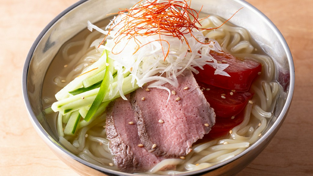 太麺か細麺か、好みで選べる『店仕込みローストビーフ冷麺』