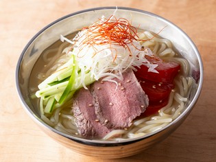 太麺か細麺か、好みで選べる『店仕込みローストビーフ冷麺』