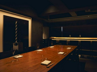 都会の喧騒から離れ、洗練された空間で2人の時間を満喫