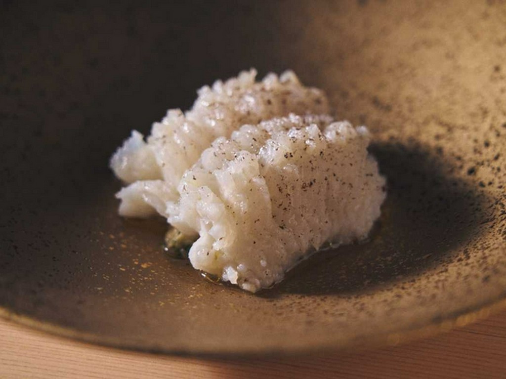 『ハモ、梅肉と軽く燻製にした茄子』