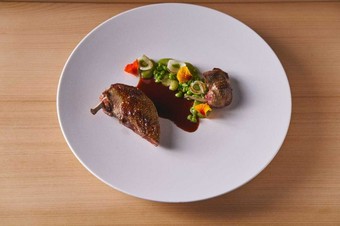 『ラカン産ピジョンとNOTO 高農園の豆、サラダ』