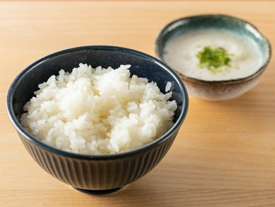 ちょっとした味変に。麦ごはんと一緒に食べるのがオススメのサイドメニュー『とろろ（写真右側）』