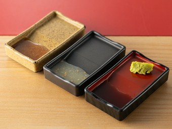 柔らかくジューシーな牛かつのメインソース。4種類のさまざまなバリエーションで楽しむ『こだわりソース』