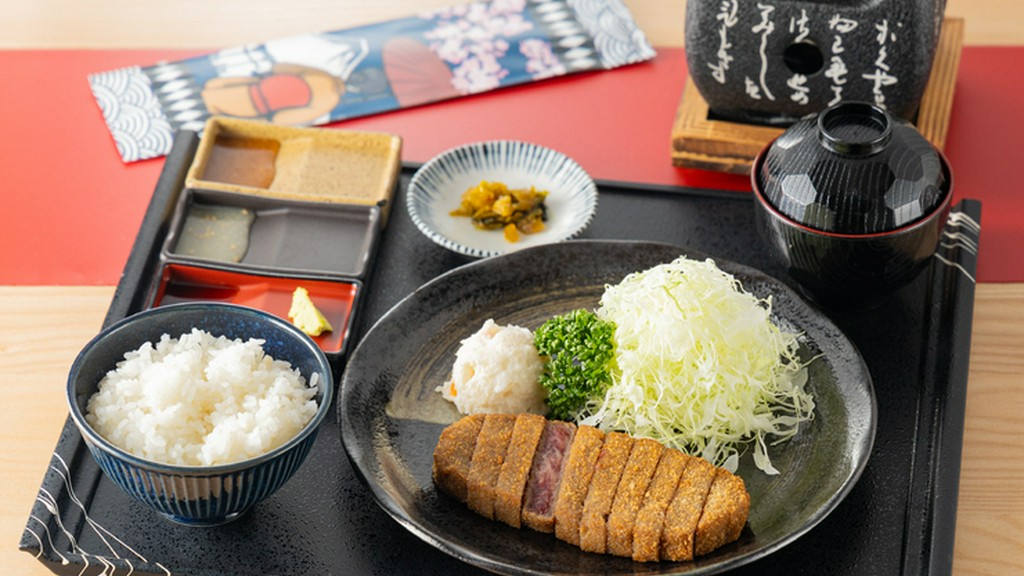 ミディアムレアに揚げた牛かつを、富士山溶岩プレートで好みに焼いて楽しむ『牛かつ定食』