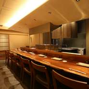 カウンター9席のみの店内は、シンプルなデザインで落ち着いた雰囲気を演出。厳選されたおいしい料理とお酒を楽しむ至福のひとときは、まさに特別な体験となることでしょう。